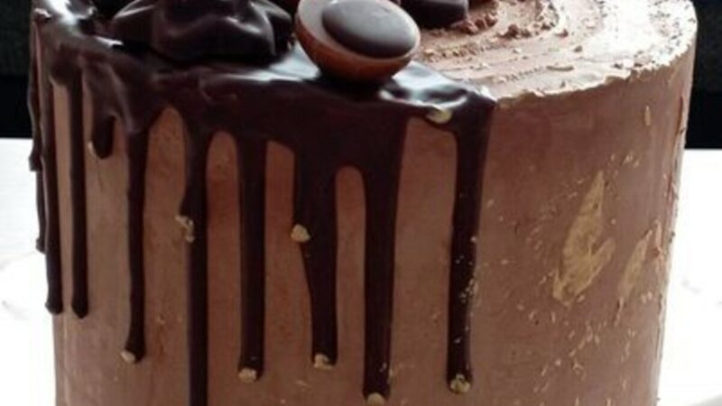 Tort cu ciocolată și fructe, un desert excepțional pentru masa de sărbători