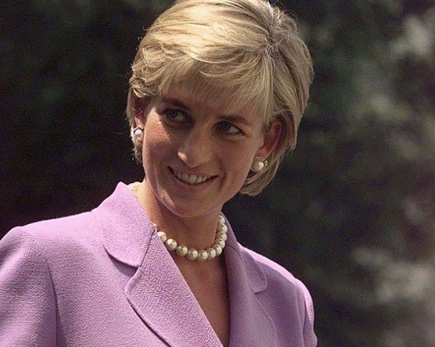Trei dintre rochiile prințesei Diana au ajuns într-un second hand