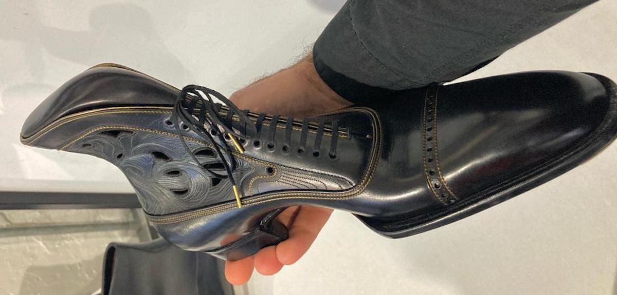 Vedeta creatorilor de pantofi este un român. A înregistrat un record mondial la Campionatul de Construcție a Pantofului de la Londra