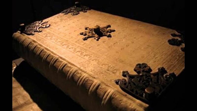 Biblia diavolului, scrisă pe 160 de piei de animale de un călugăr care a făcut pact cu necuratul. E cel mai mare manuscris medieval din lume