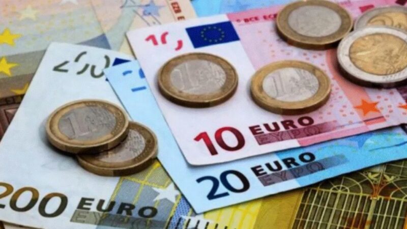 Vești devastatoare pentru cei care au credite în euro. Iată cu cât se măresc ratele