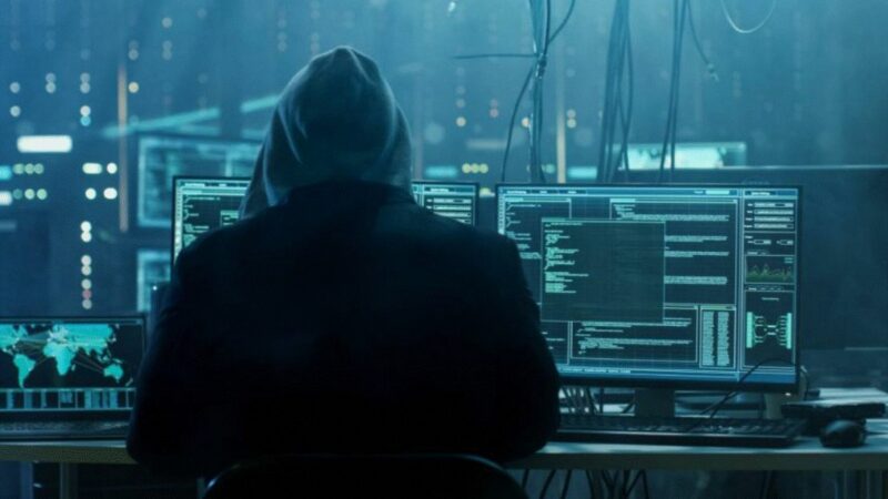 Atacul hackerilor ruși asupra cetățenilor români continuă. Mii de oameni au cardurile clonate, iar statul român e neputincios
