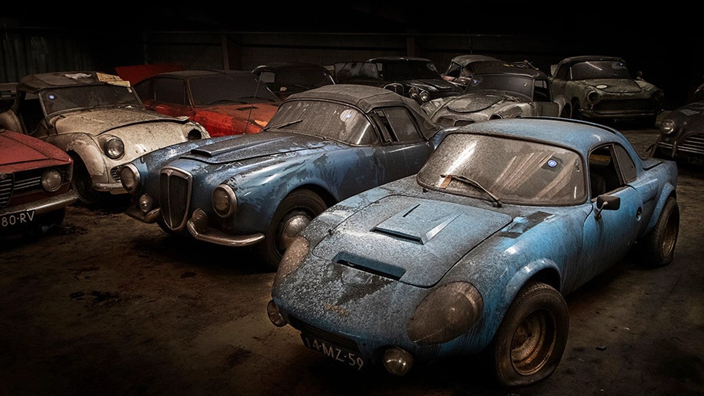 A început licitația pentru sutele de mașini rare, descoperite într-un garaj clandestin