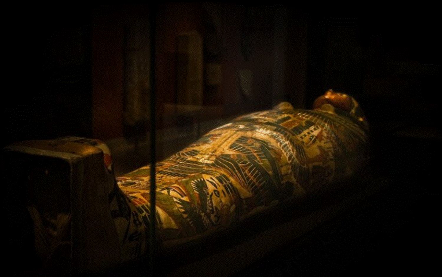 Descoperire uluitoare. Arheologii au scos la lumină una dintre cele mai vechi mumii din Egipt. Are 4300 de ani și e acoperită cu aur