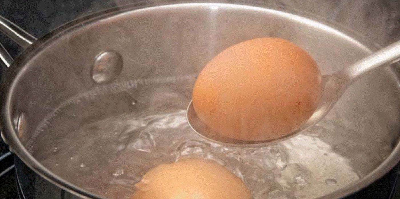 Яйца в кипящую или холодную. Яйца кипят. Яйца варятся. Вареная вода. Яйца в кипящей воде.