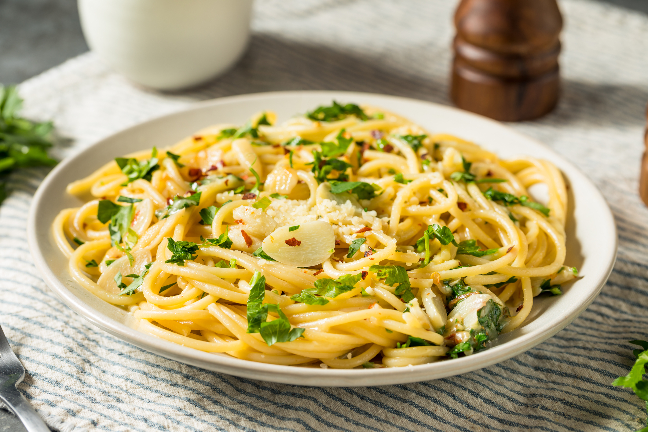 Nu ai mai nimic prin frigider de mâncare? Prepară rapid niște paste Bianco aglio. Toți vor spune că le-a gătit un Masterchef