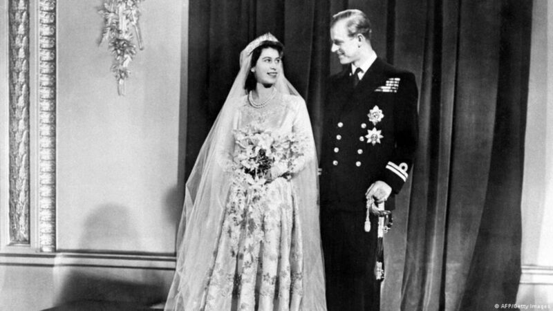 Cine le-a interzis surorilor prințului Philip să participe la nunta lui cu regina Elisabeta. Filă de istorie