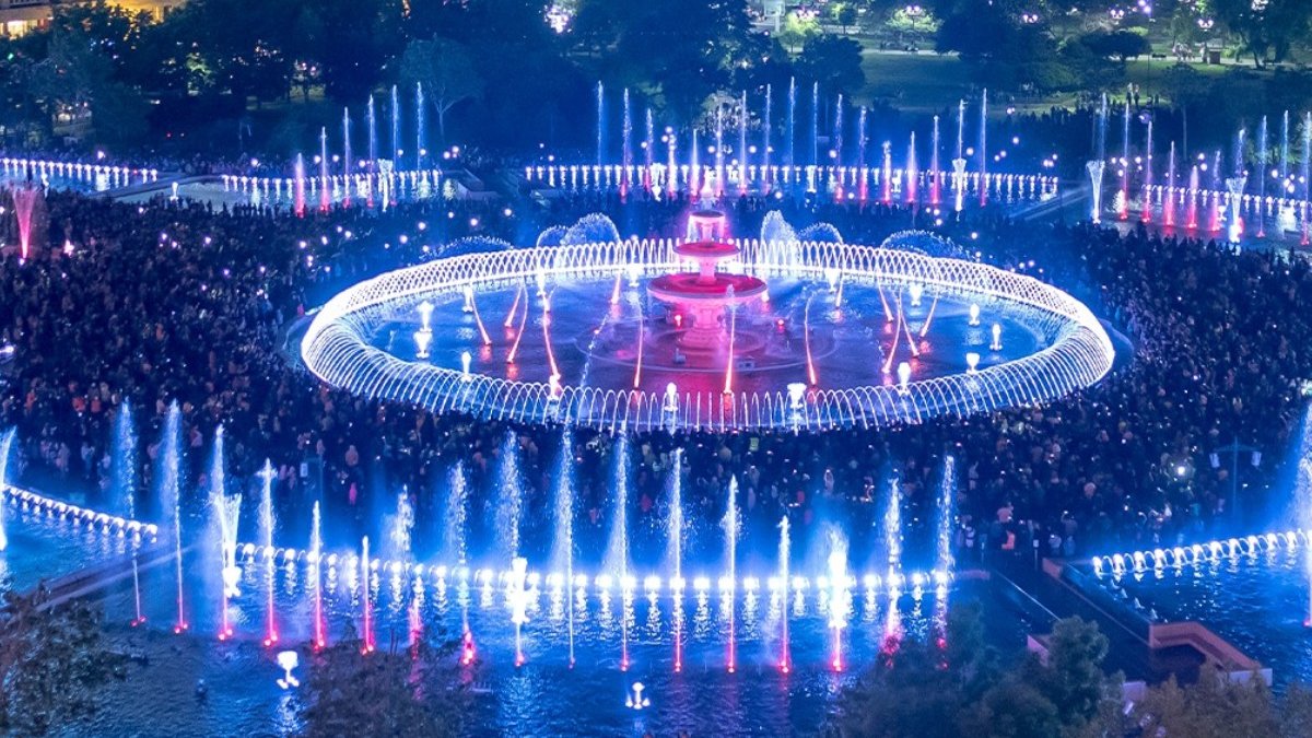 Programul fântânilor din Piața Unirii. Spectacolul de apă și lumini a revenit în București