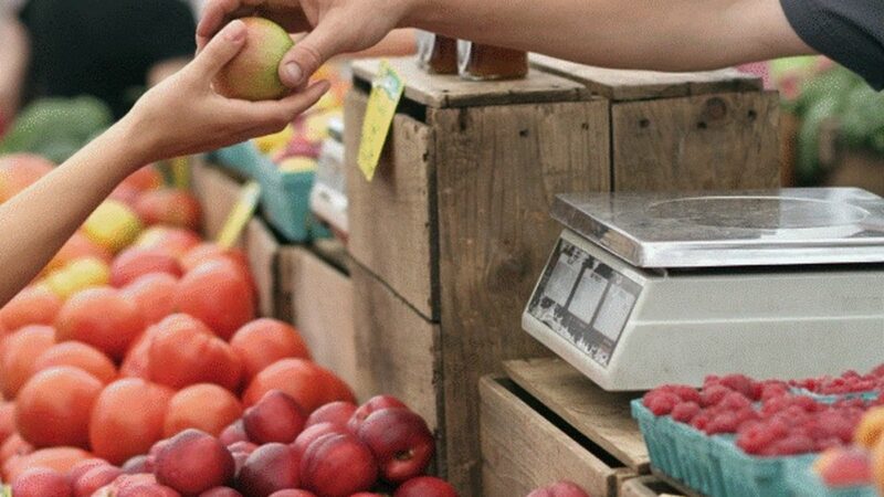 Cea mai bună veste pentru români. Marile lanțuri comerciale au întocmit lista cu alimentele care se vor ieftini
