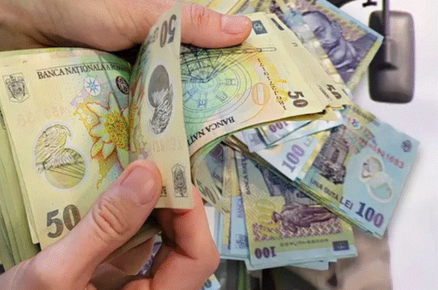Acești români vor primi bani de la stat din două în două luni