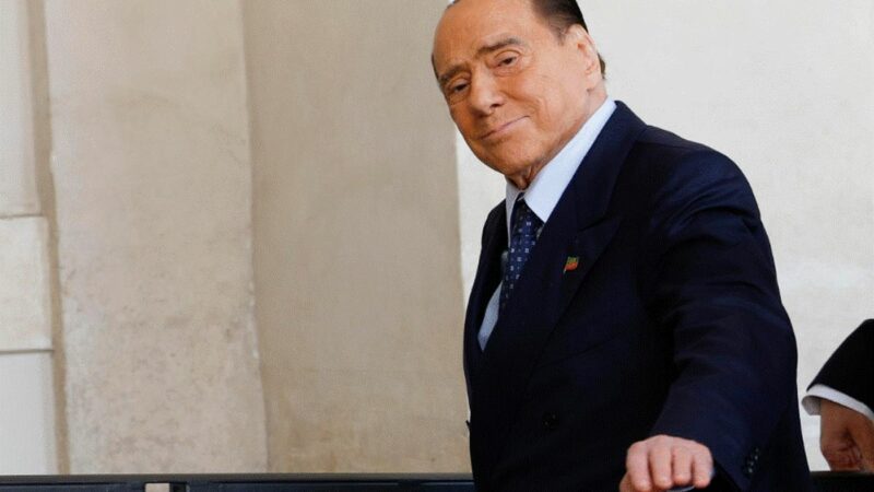 Lucruri necunoscute despre Silvio Berlusconi. Nimeni nu a știut că îi plăcea să cânte pe vase de croazieră