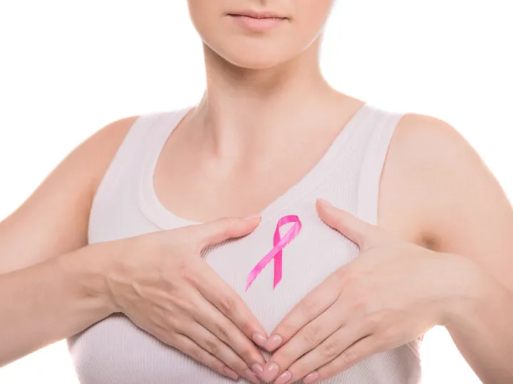 O pacientă bolnavă de cancer de sân spune adevărul despre tratamentele naturiste: „Știam că până la urmă asta mă va salva”
