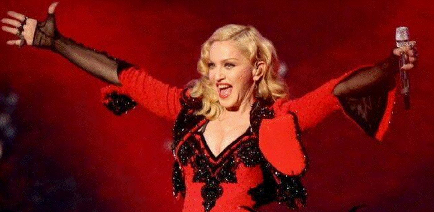 Madonna a ajuns la spital. A muncit 12 ore pe zi pentru celebrul turneu ce urma să-l susțină. Primele imagini cu vedeta căzută la podea