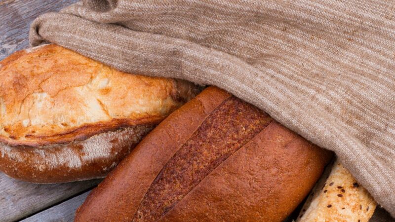 Dacă veți ține pâinea în aceste locuri, va fi proaspătă mult mai mult timp. Trucuri pentru ca ea să nu se usuce