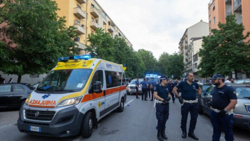 60 de cetățeni de etnie rromă au speriat Italia. Bătaie cu răngi și cuțite din cauza unui loc de parcare