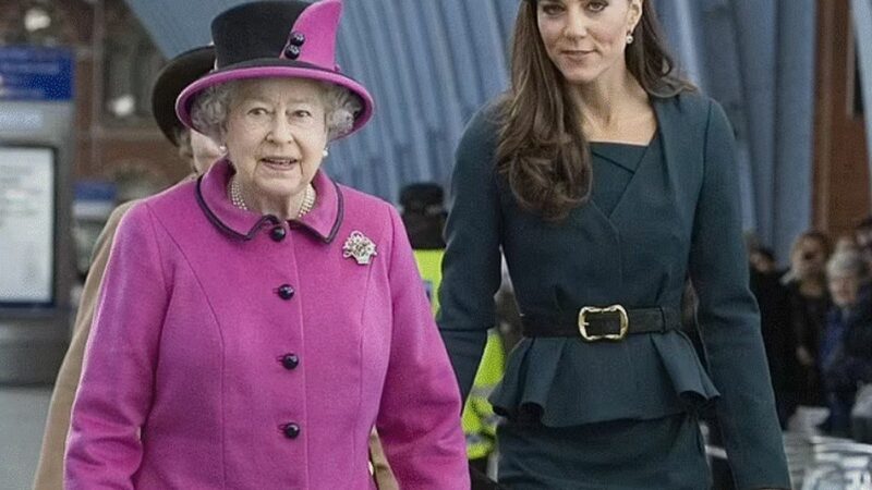 Ultimul lucru pe care regina Elisabeta îl împacheta și primul pe care îl scotea când pleca în turnee regale. Ce a învățat Kate de la Suverană