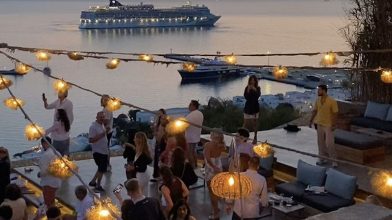 Chef de chef în Mykonos. Un star american a făcut spectacol pe plaja din Grecia