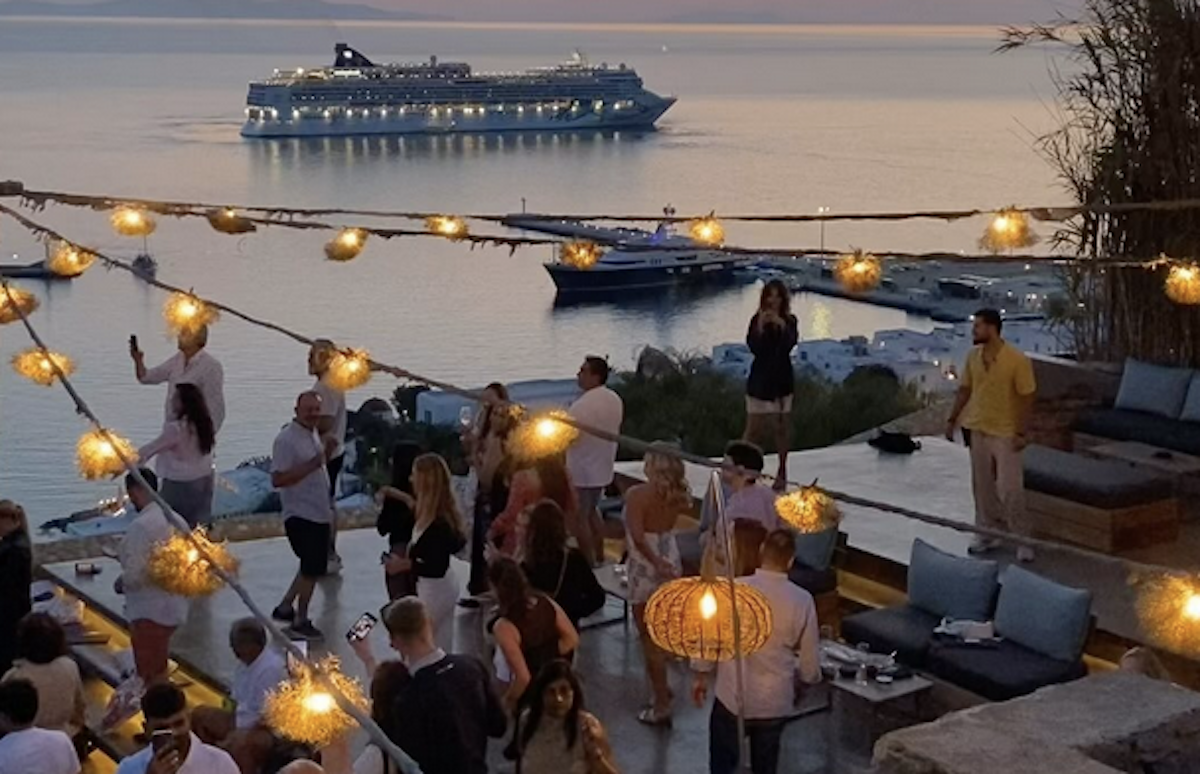 Chef de chef în Mykonos. Un star american a făcut spectacol pe plaja din Grecia