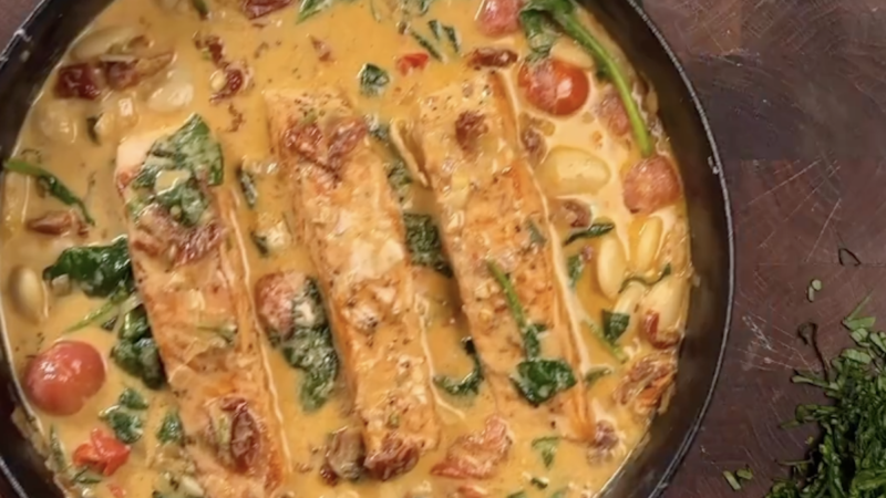 Învățați să preparați rețeta de pește preferată de italieni: somon toscan