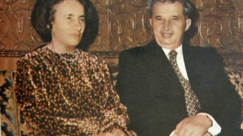Cum se răcorea pe caniculă cuplul Ceaușescu la mare. Ce pretenții absurde avea Elena