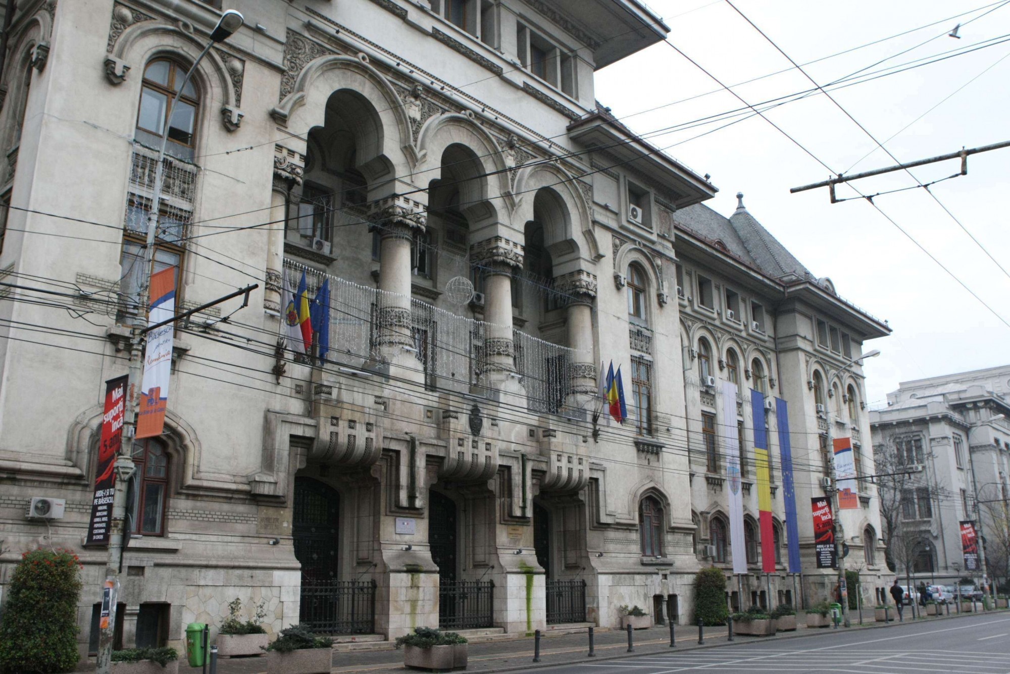 Anchetă de proporții. Clădiri ale Primăriei Capitalei și terenuri din București, vândute de o rețea de „rechini imobiliari” cu acte false