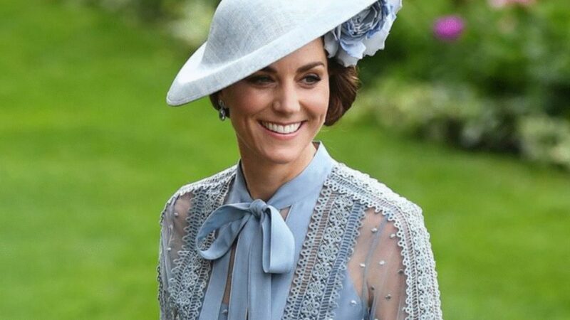Trucurile vestimentare ale lui Kate Middleton pentru a evita un dezastru. Ceva se află sub talpa pantofilor, dar și în tivul rochiilor