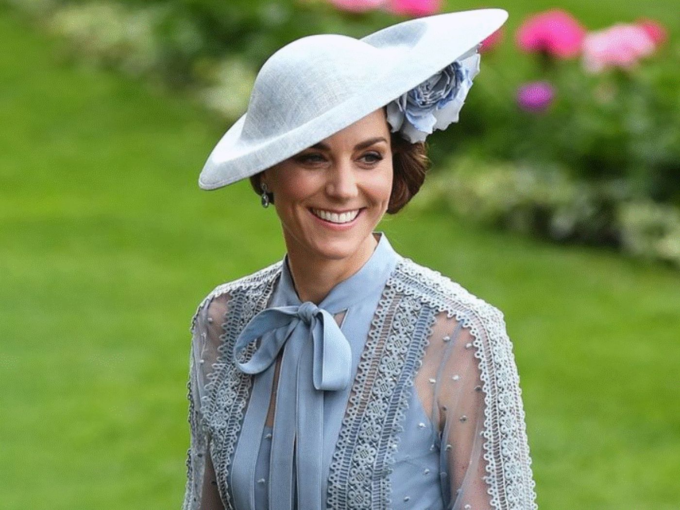 Trucurile vestimentare ale lui Kate Middleton pentru a evita un dezastru. Ceva se află sub talpa pantofilor, dar și în tivul rochiilor