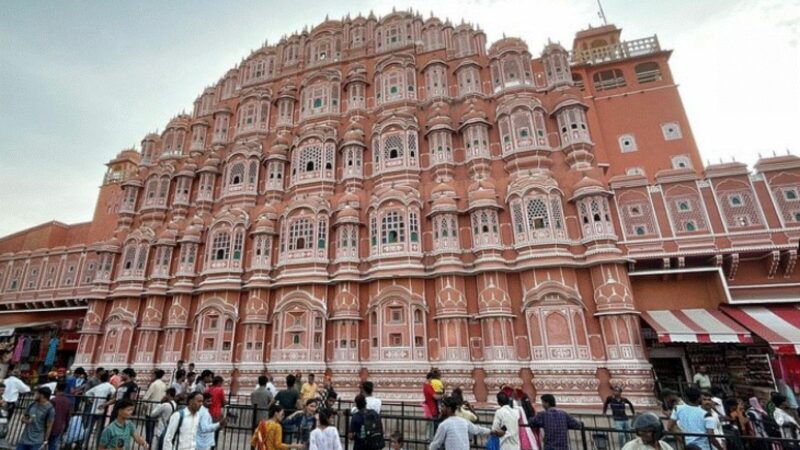 Palatul Vânturilor din India, singurul din lume construit sub forma coroanei unui zeu. Are 953 de ferestre dantelate