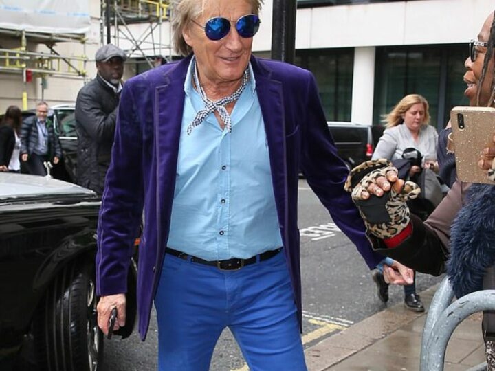 Rod Stewart, în pijamale de satin cu imprimeu tropical. Și-a botezat cămășile