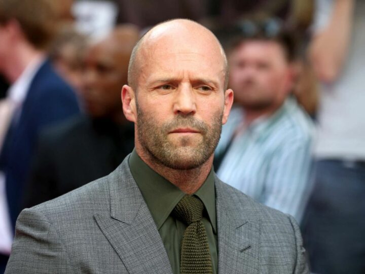 Ce face Jason Statham când nimeni nu îl vede. Aproape că nu îl recunoști