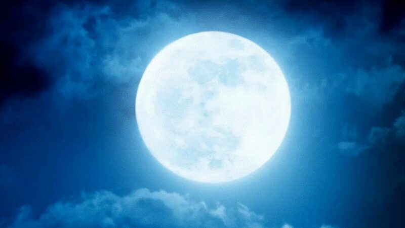 Privește cerul! Super Luna Albastră, 30 august, este cea mai mare lună plină din 2023. Cum te poate afecta