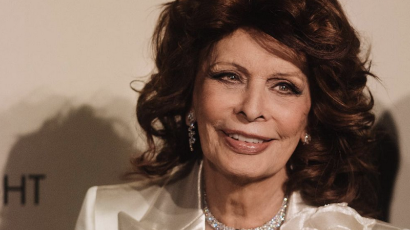 Mădălina Ghenea așteaptă cu sufletul la gură vești de la Sophia Loren, după accident