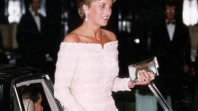 Trei dintre rochiile prințesei Diana vor fi puse în vânzare luna viitoare. Se așteaptă ca acestea să strângă peste 500.000 de lire sterline