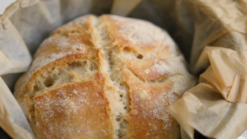 Trucul brutarului pentru a ajuta aluatul de pâine să crească imediat. E extrem de simplu!
