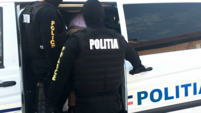 Un celebru interlop a fost adus în România, sub escortă. S-a jucat cu poliția 15 ani