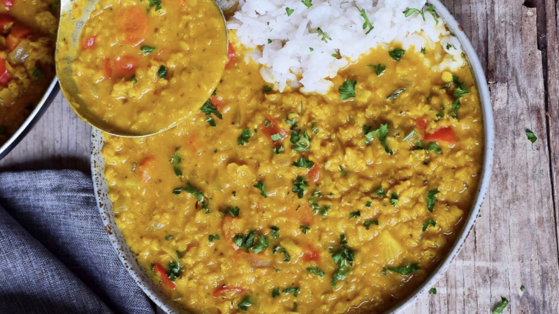 Cum se prepară celebra mâncare indiană din linte roșie, preferata Iuliei Vântur