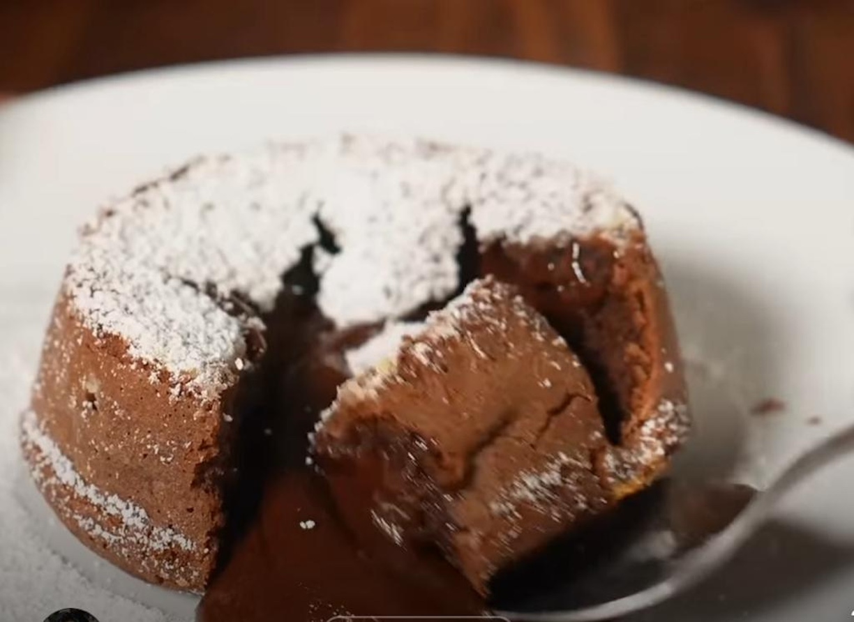 Rețetă sănătoasă de Lava cake, desertul inventat în același deceniu, de două ori. Fără zahăr, fără făină