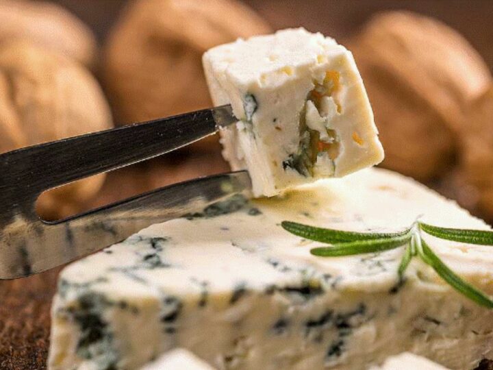 Cele mai simpatice bancuri. „Avem mezeluri Roquefort, pâine Roquefort și, cu siguranță, avem și legume și fructe Roquefort”