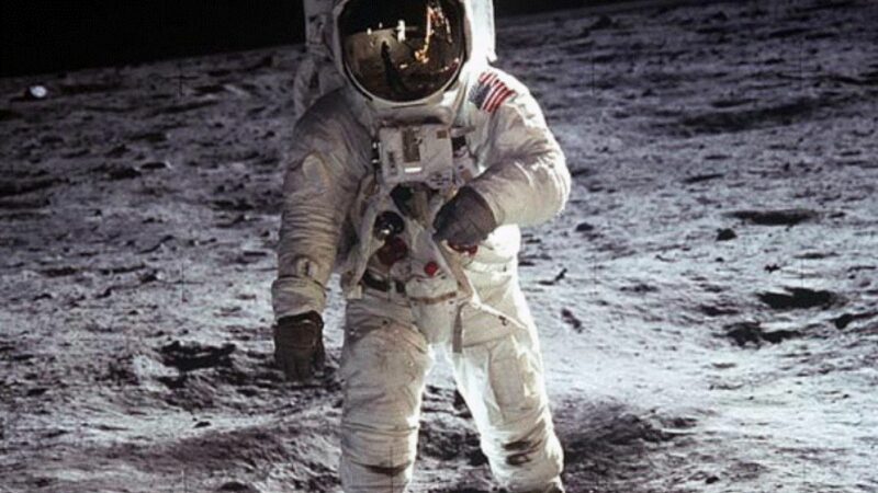 NASA se întoarce pe Lună. Astronauții vor purta costume purtând semnătura designerilor de la Prada. Foto