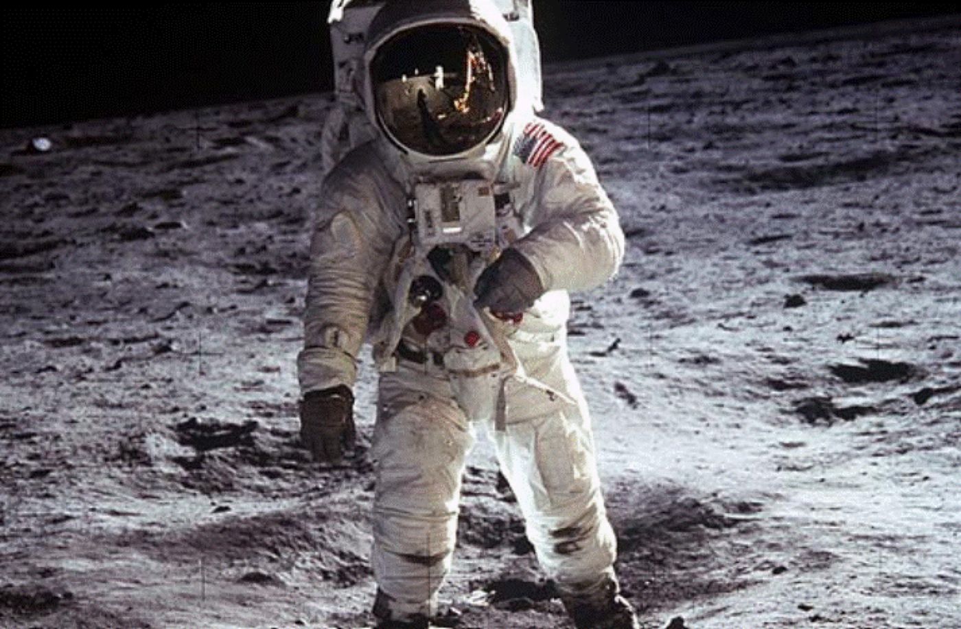 NASA se întoarce pe Lună. Astronauții vor purta costume purtând semnătura designerilor de la Prada. Foto