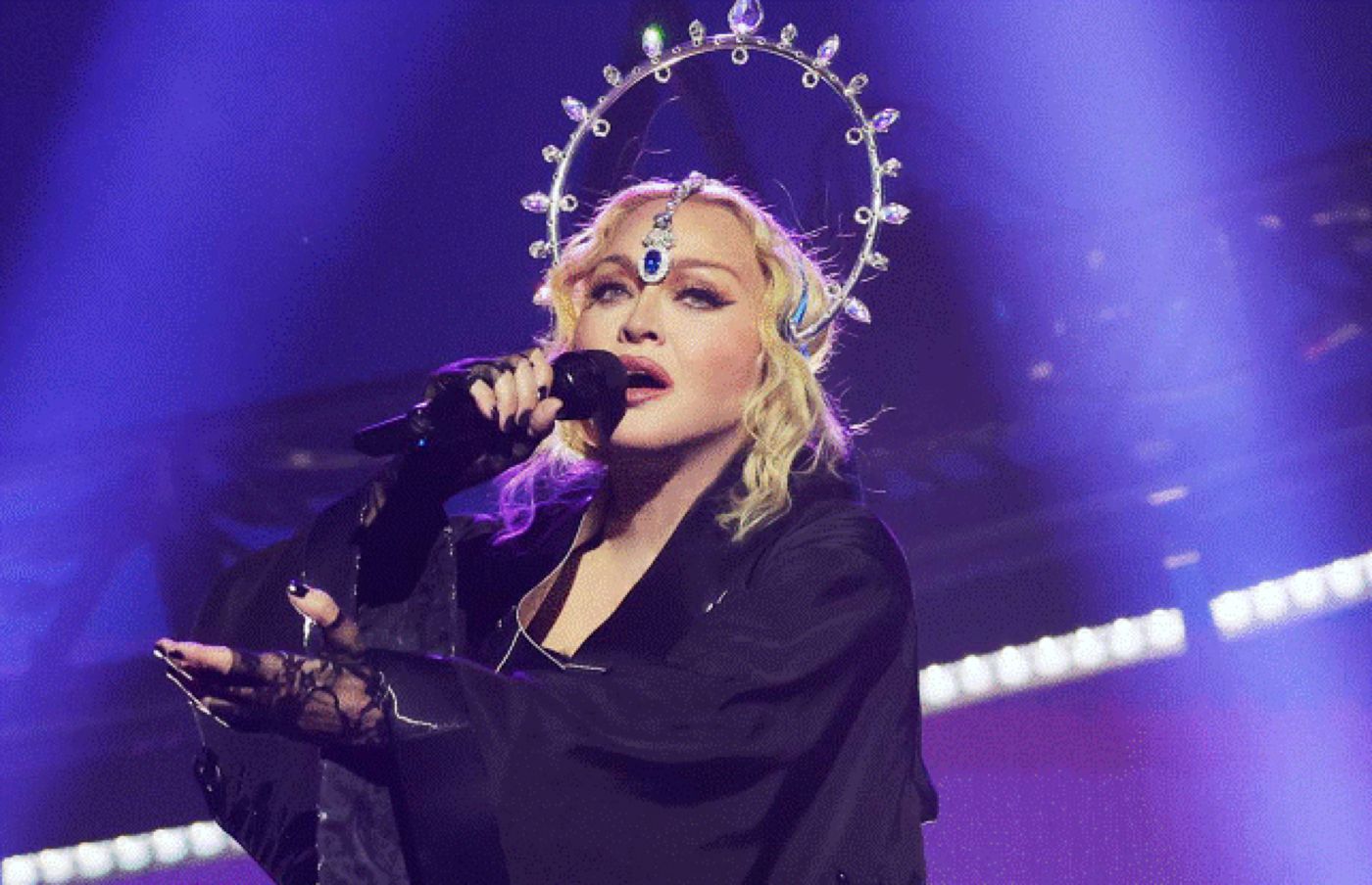 S-a potolit Madonna! Doar la rochia excentrică n-a renunțat la 65 de ani