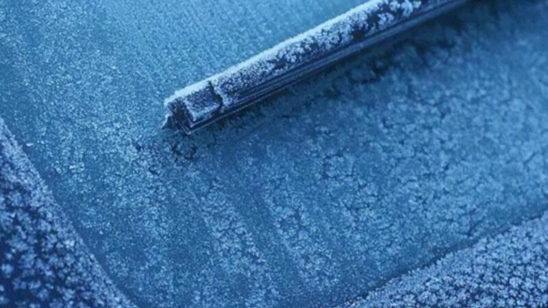 Nu dezghețați mașina în zilele reci turnând apă clocotită. Iată câteva metode inedite