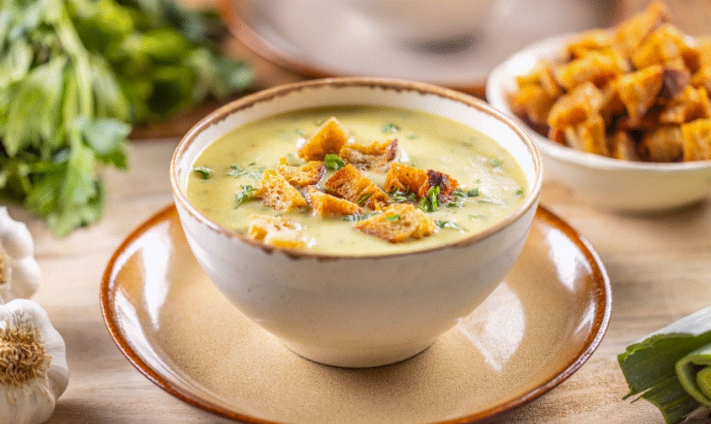 Supa de usturoi, gustoasă și sănătoasă. Răceala și gripa vor fi doar o amintire