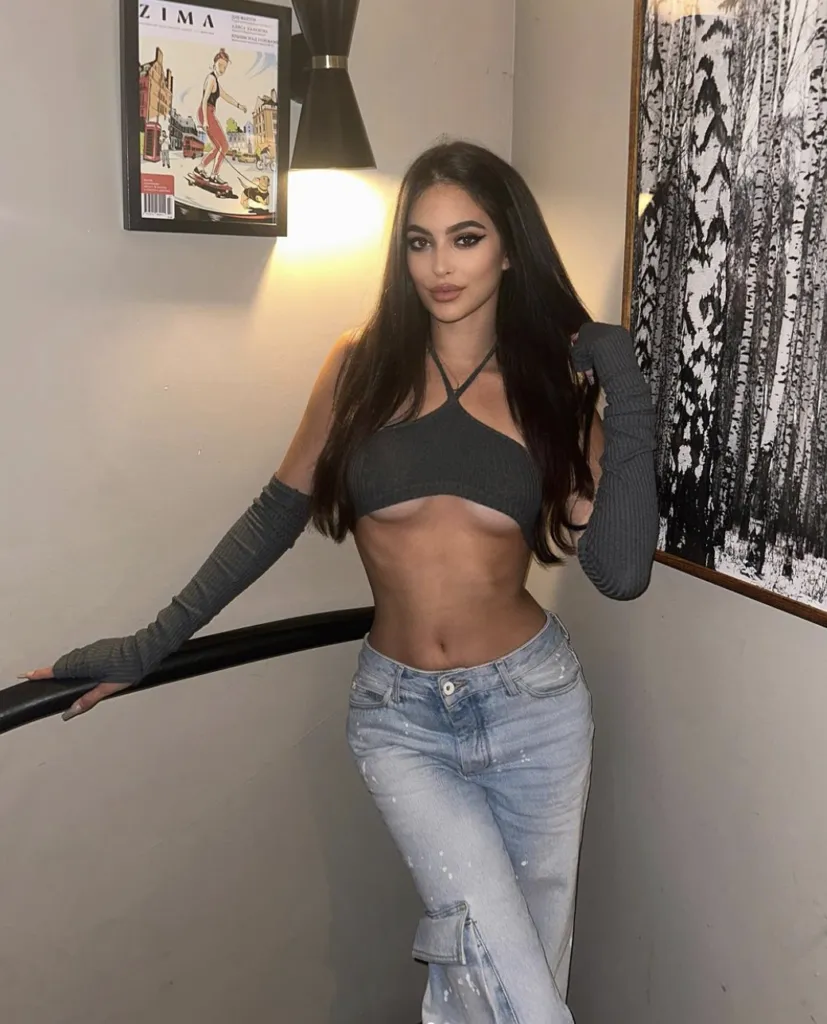 Fiica de 24 de ani a Andreei Berecleanu se iubește cu un bărbat trecut de prima tinerețe! S-a sărutat cu grizonatul sub ochii tuturor