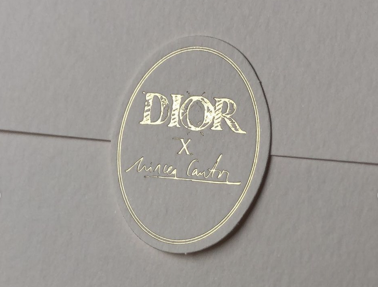 Casa de modă Dior a lansat o geantă cu motive tradiționale din Bihor. Piesa e creația unui român