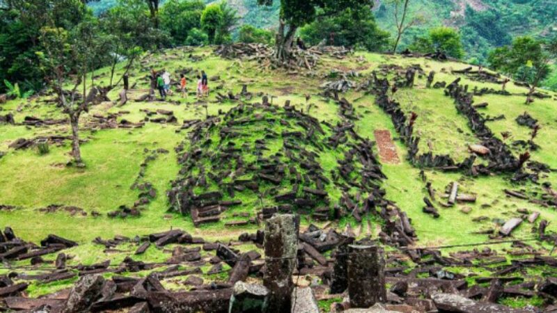 Au descoperit o piramidă gigantică îngropată în Indonezia. Ar putea fi cea mai mare din lume