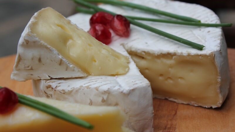 Fascinanta poveste a brânzei Camembert. Francezii știu pentru ce se bat
