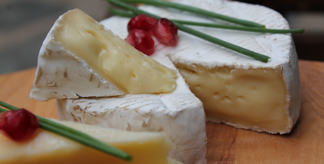 Fascinanta poveste a brânzei Camembert. Francezii știu pentru ce se bat