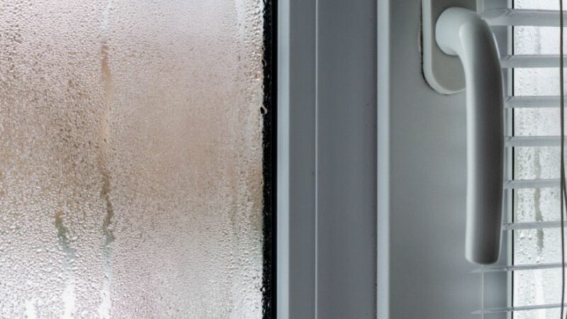 Spuneți stop condensului de la geamuri în perioada iernii. Trucuri eficiente care vă scapă de această frecventă problemă