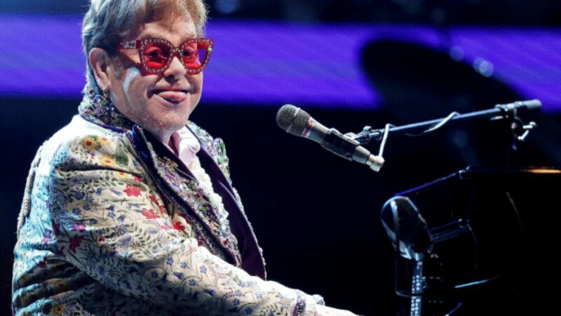 O stradă a primit numele unui album emblematic al lui Elton John. Artistul mai are și o tribună